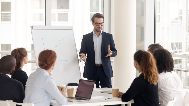 Profesor de negocios explicando estrategias gráficas