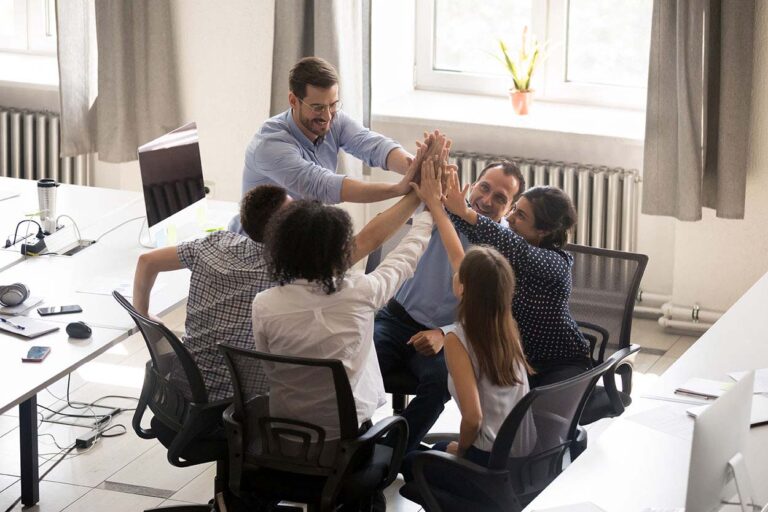 Líder celebrando el logro de negocios con éxito