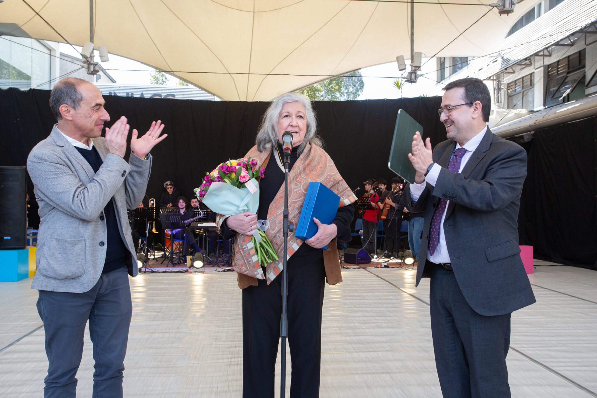 Anita Reeves recibe la Orden Pablo Neruda