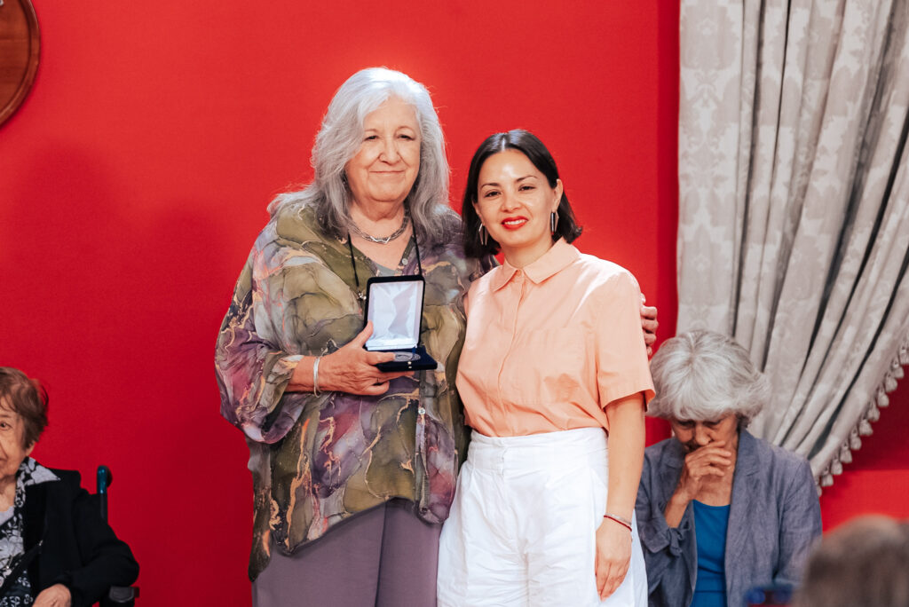 Anita Reeves recibe Orden al Mérito Artístico y Cultural Pablo Neruda